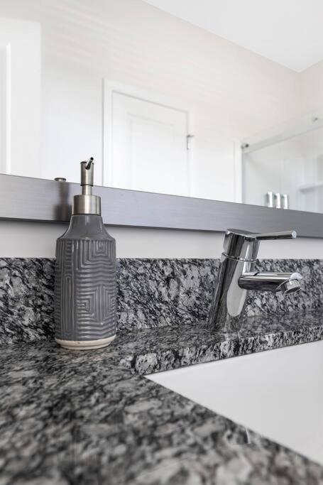 Stylish New Condo In คองคอร์ด ภายนอก รูปภาพ
